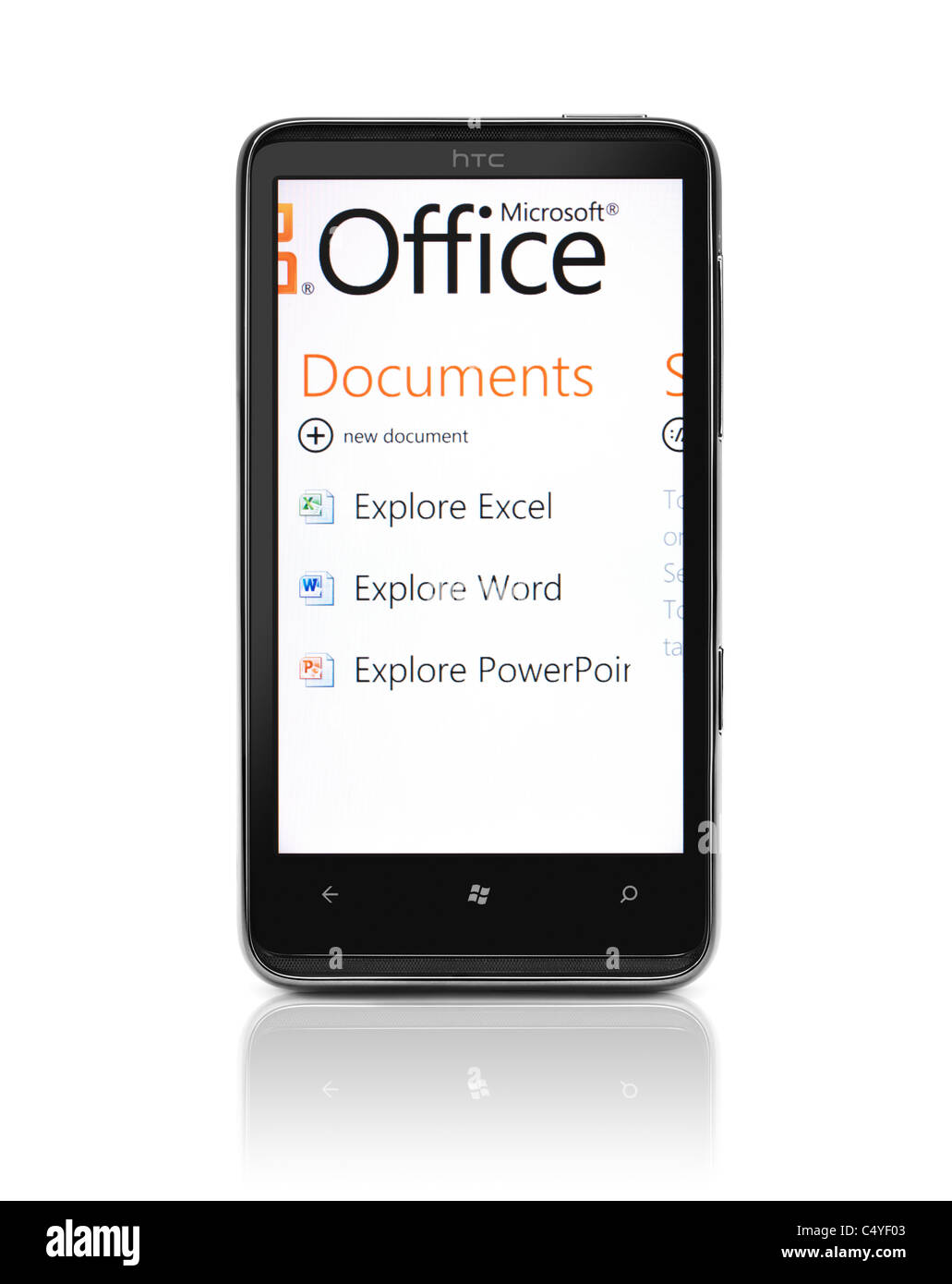 7 Windows Phone. HTC HD7 smartphone avec Microsoft Office Mobile sur son affichage isolé sur fond blanc. Photo de haute qualité Banque D'Images