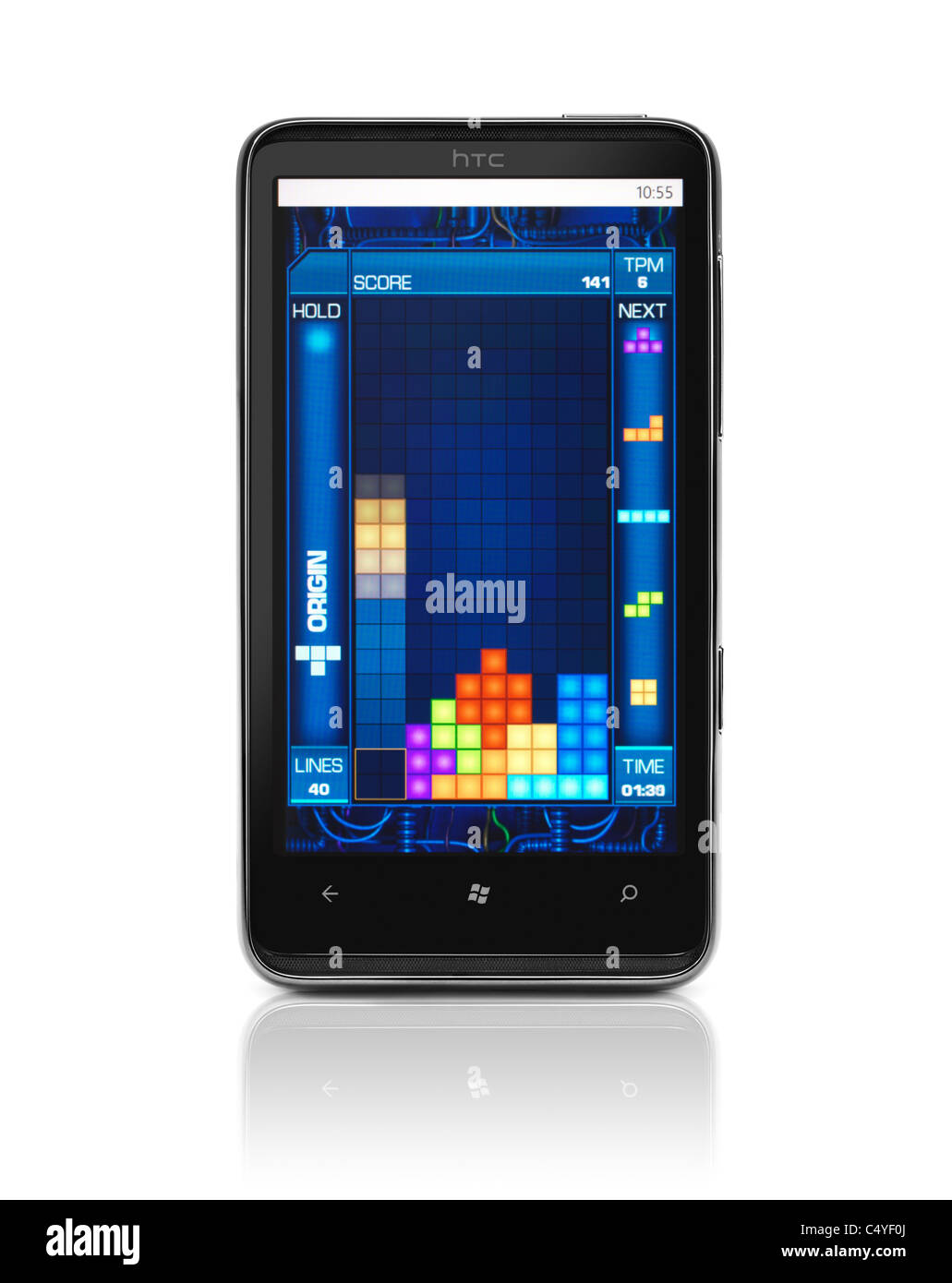 7 Windows Phone. HTC HD7 smartphone avec jeu de Tetris sur son affichage isolé sur fond blanc. Photo de haute qualité. Banque D'Images