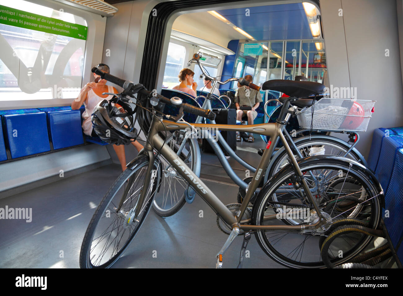 Vélos en location se dresse sur le chemin de fer électrifié du Grand Copenhague, Danemark. Banque D'Images