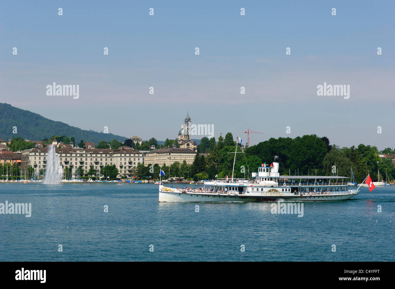 L'paddlesteamer Stadt Rapperswil et le jet d'eau sur le lac de Zurich. La Suisse.. Banque D'Images