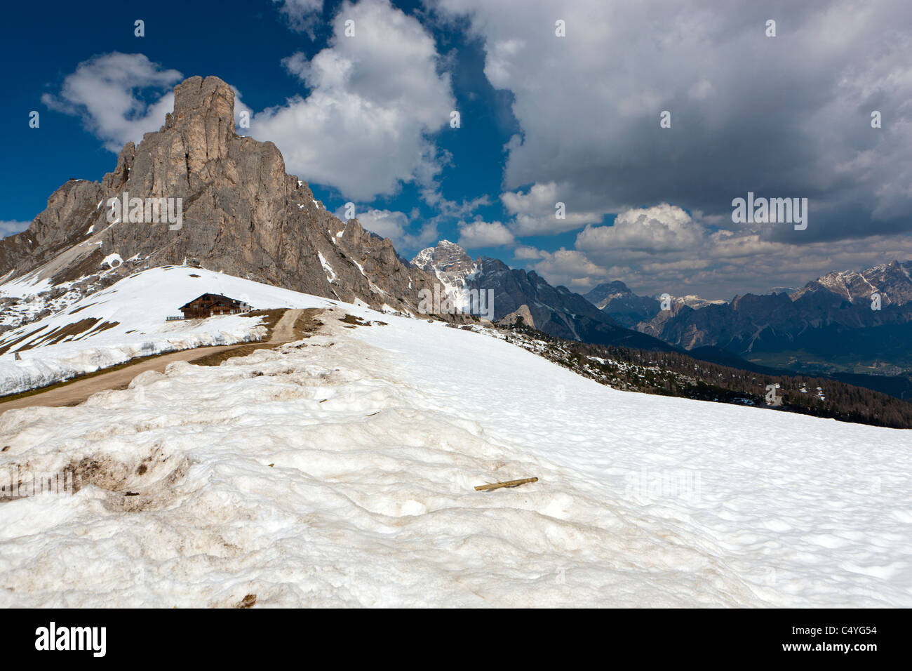 Col Giau vers M. Averau, Santa Lucia, Vento, Dolomites, Italie, Europe Banque D'Images