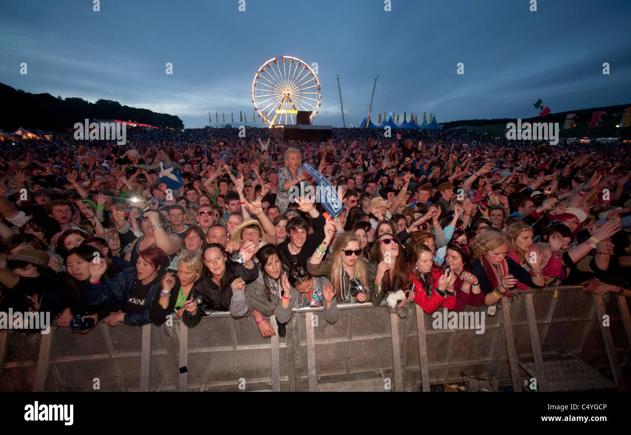 Vue générale de fans devant la scène principale pour la troisième et dernière journée de RockNess Festival à Clune Ferme, Le Loch Ness le 12 juin Banque D'Images