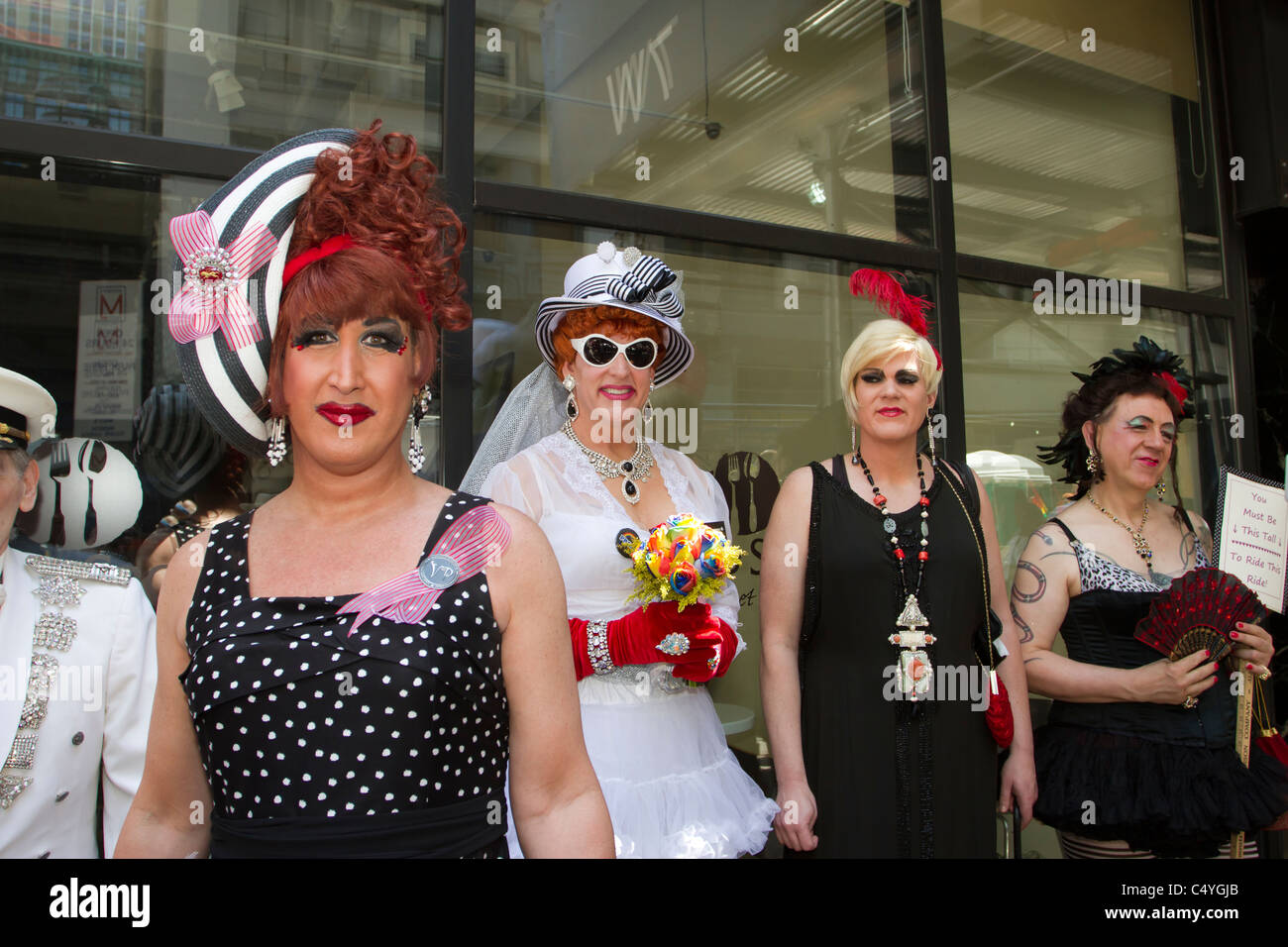 Drag Queens attendent le début de la Gay Pride Parade 2011 à New York City Banque D'Images