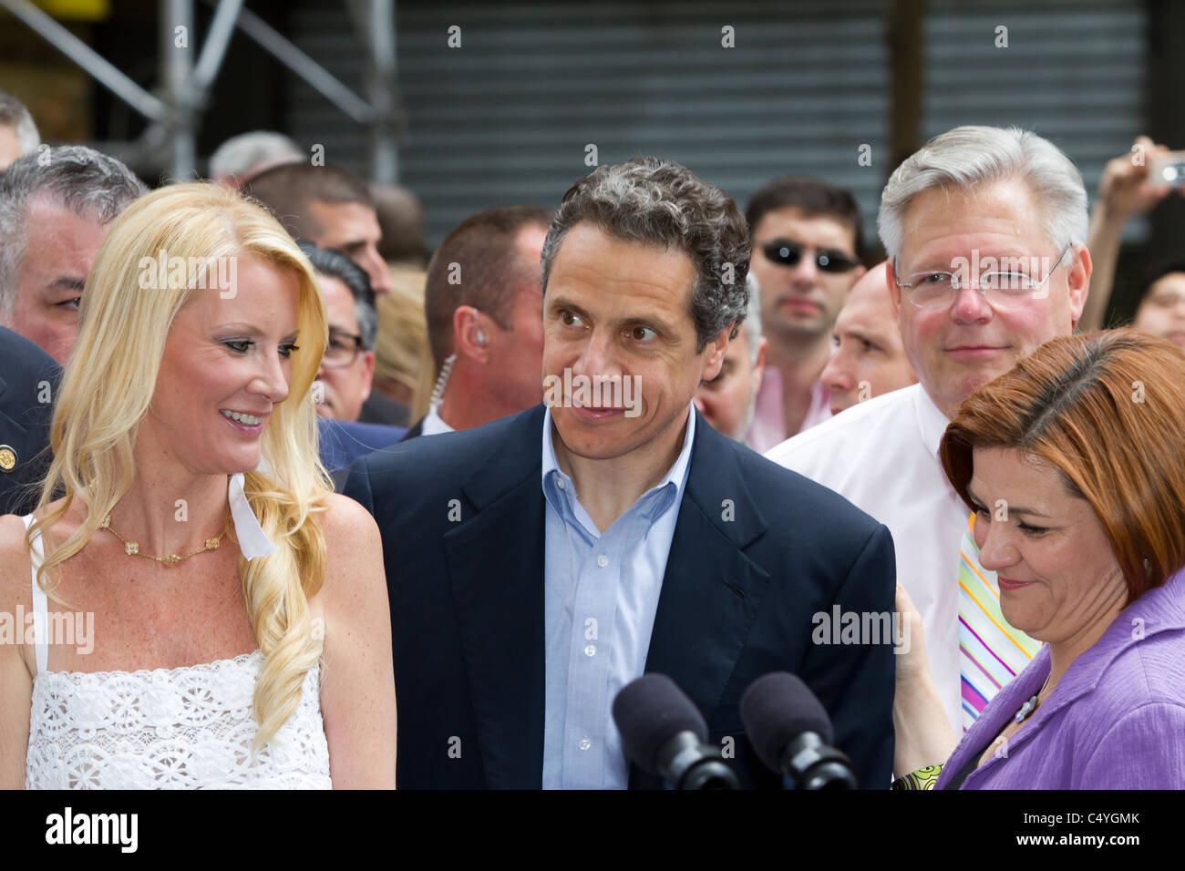 Gouverneur de New York Andrew Cuomo et ami Sandra Lee à la 2011 Gay Pride Parade à New York City Banque D'Images