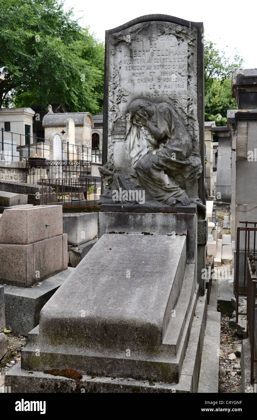 La représentation d'une femme en deuil sur une tombe au cimetière de Montmartre, Paris, France. Banque D'Images