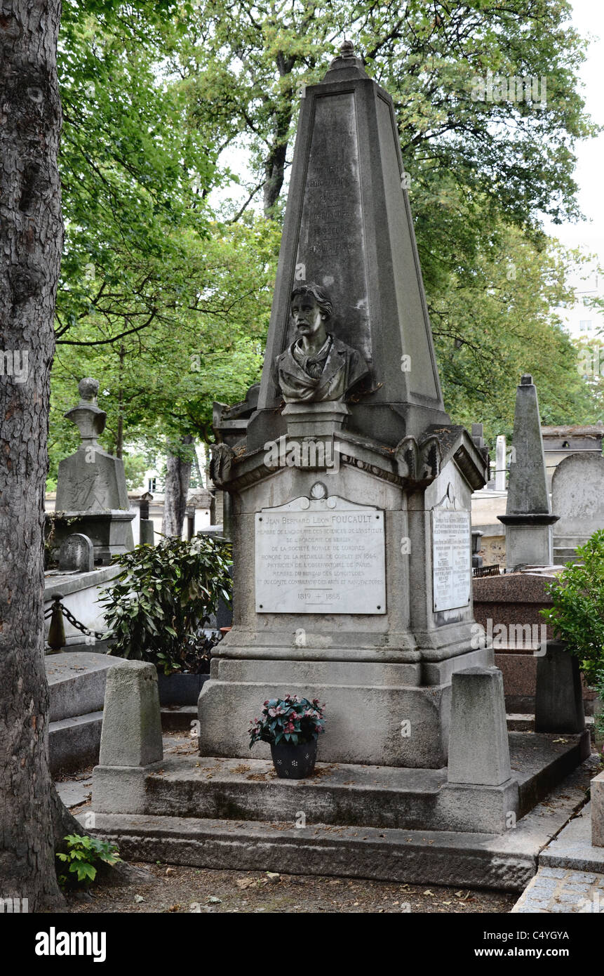 La tombe de Jean Bernard Léon Foucault (1819 - 68), le physicien français connu pour l'invention de la pendule de Foucault. Banque D'Images
