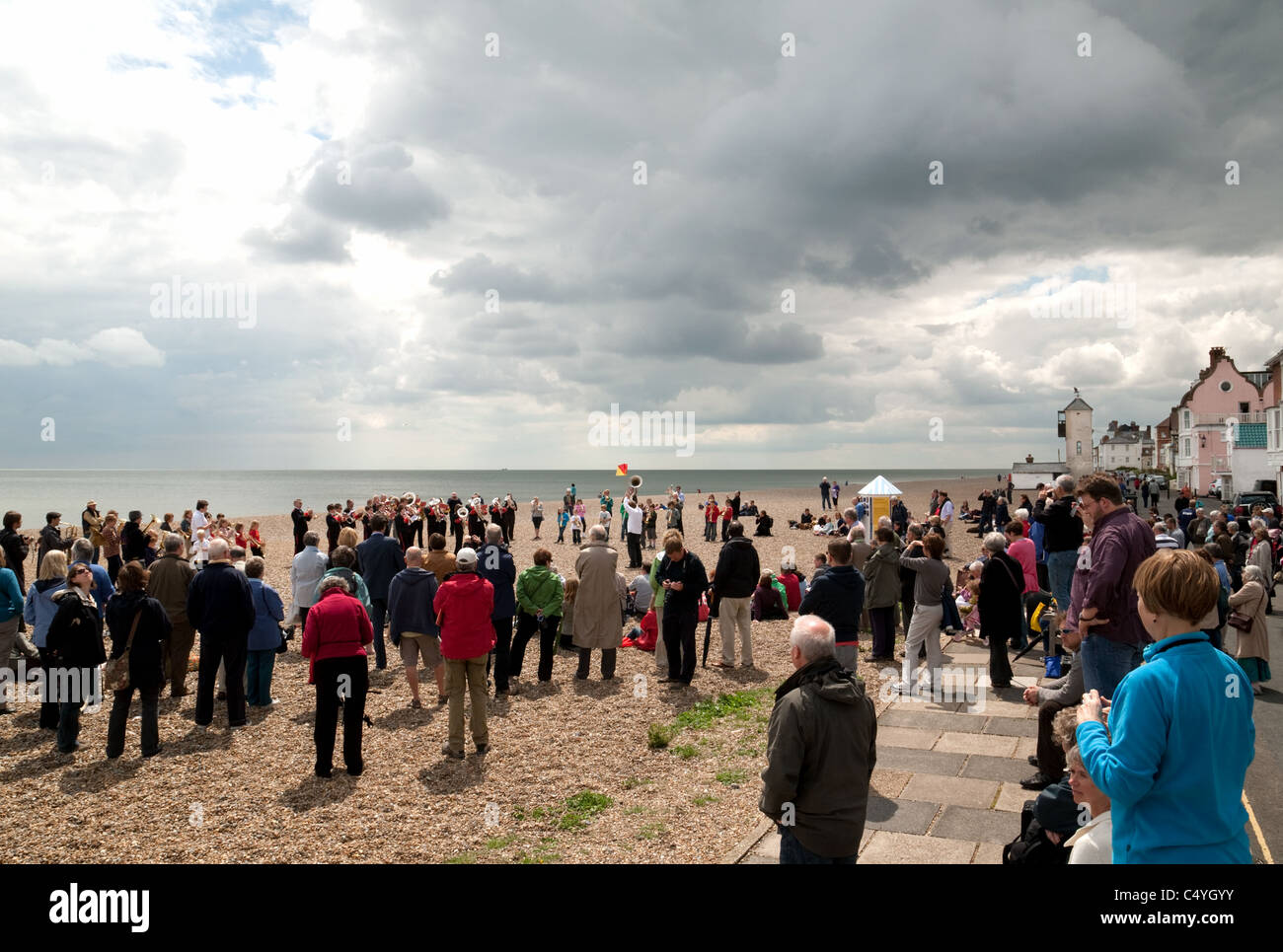 Regarder les gens d'une fanfare jouant sur la plage, le Festival d'Aldeburgh, UK Suffolk Aldeburgh Banque D'Images