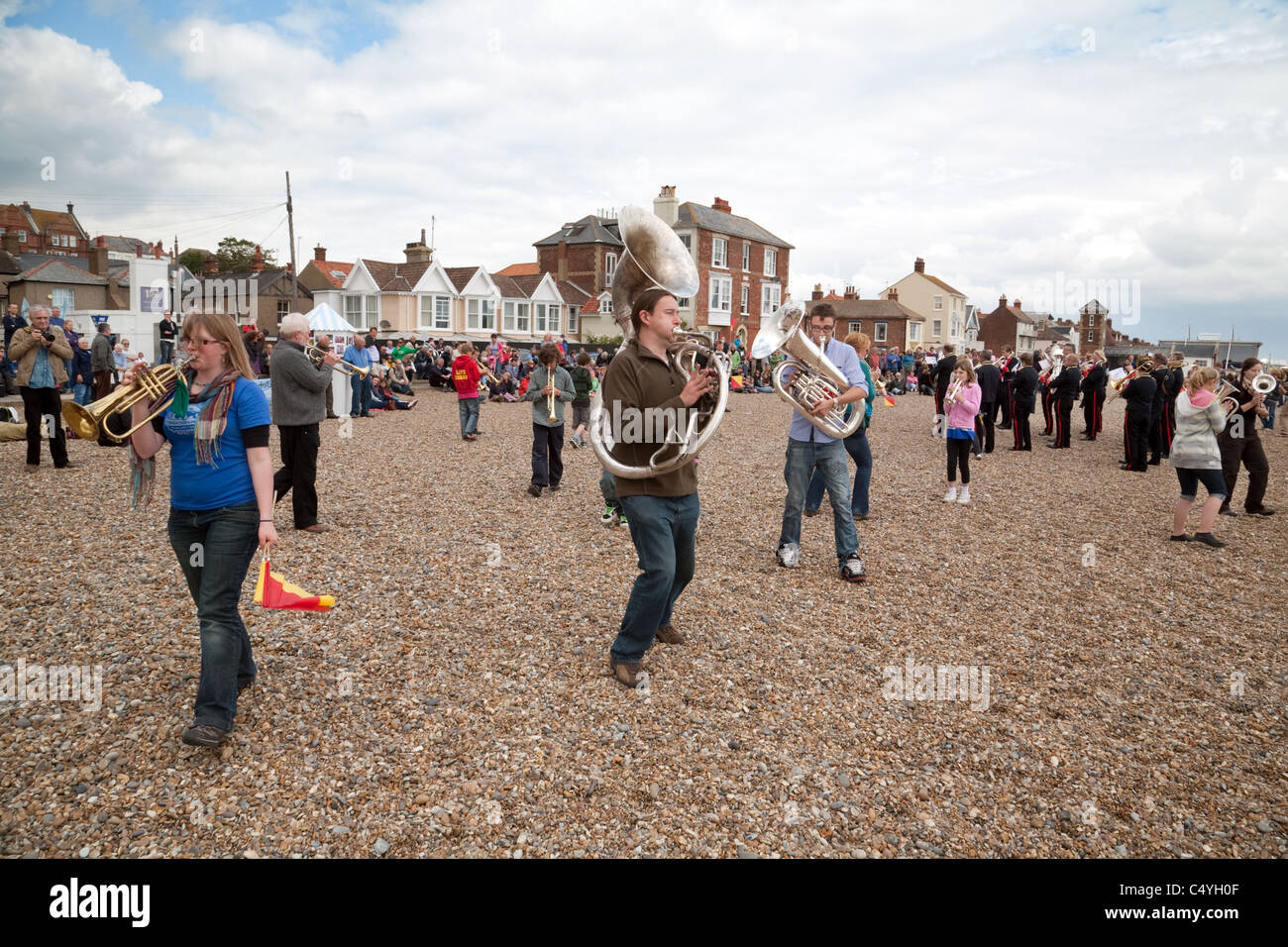 Les gens de jouer dans une fanfare jouant sur la plage, le Festival d'Aldeburgh, UK Suffolk Aldeburgh Banque D'Images