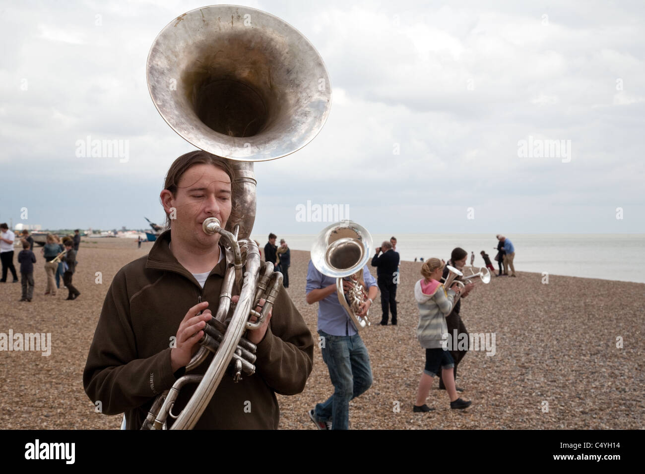 Les gens de jouer dans une fanfare jouant sur la plage, le Festival d'Aldeburgh, UK Suffolk Aldeburgh Banque D'Images