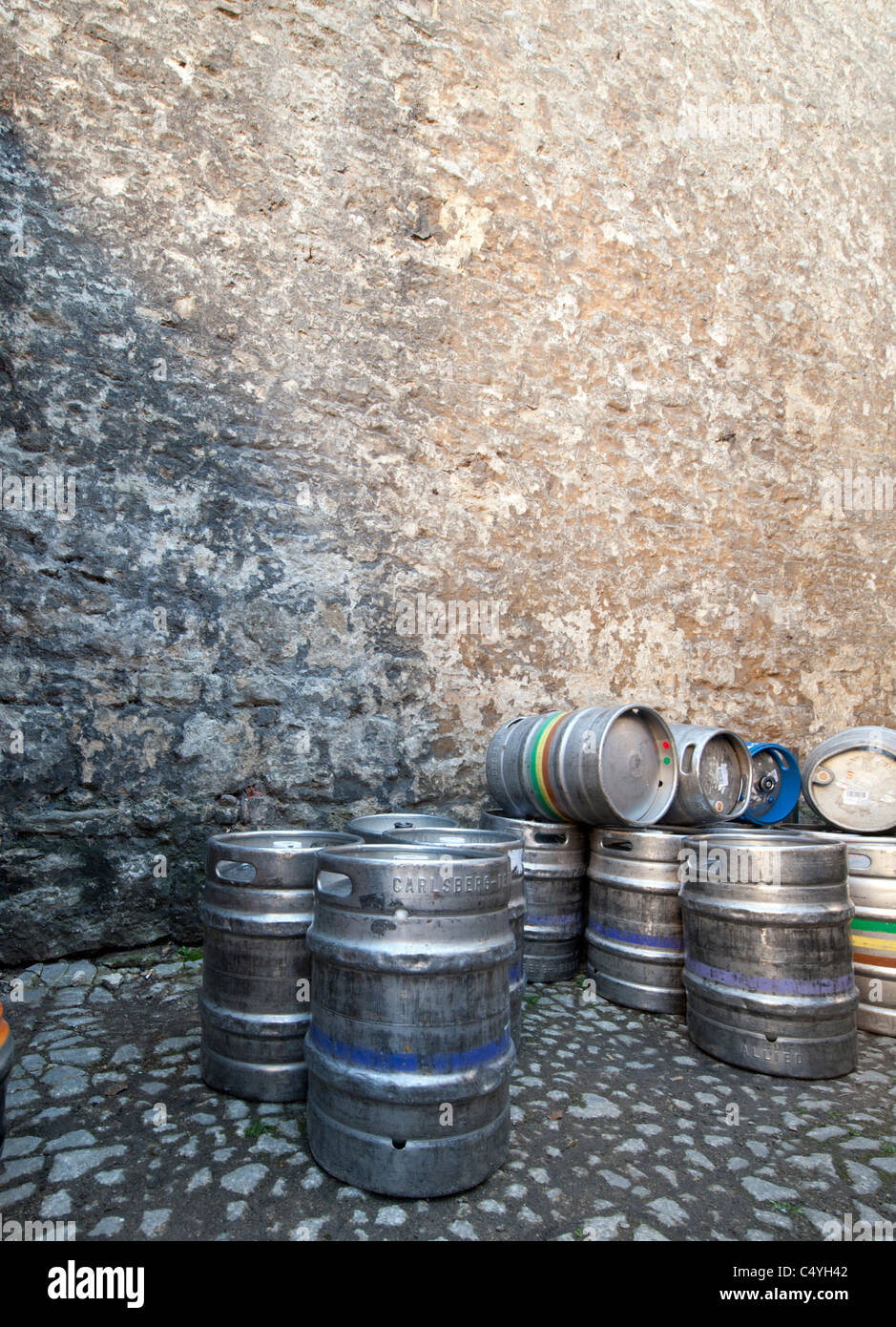 Barils de bière d'être stockée sur une rue pavée en pierre). La Taverne de gazon Oxford pub Banque D'Images