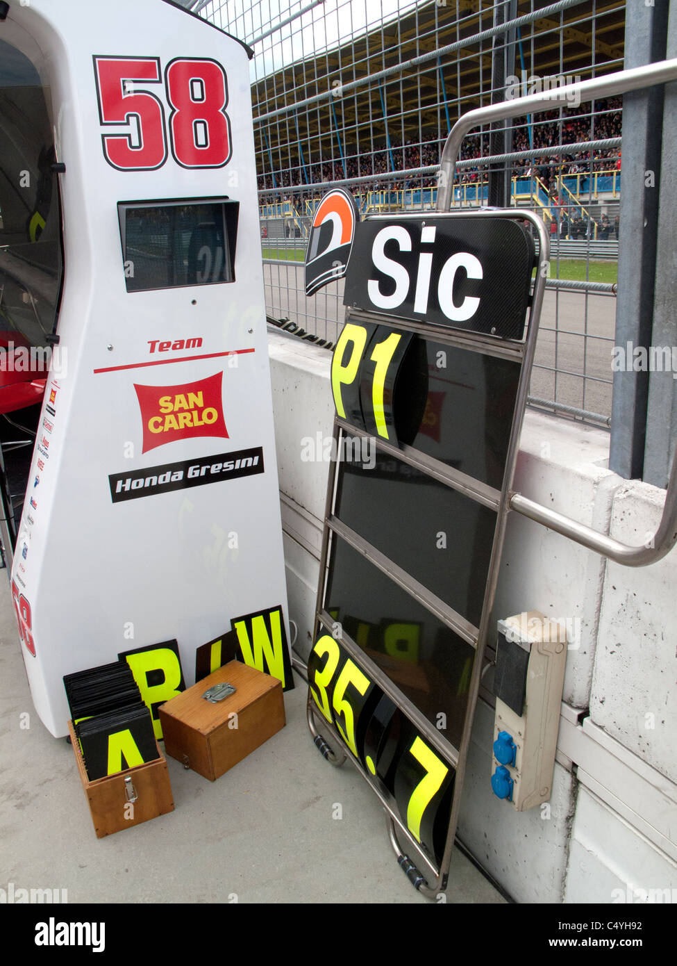 Team GRESINI, Marco Simoncelli pit board Banque D'Images