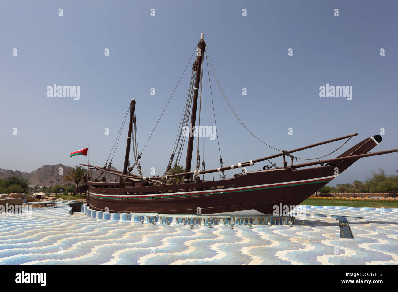 Bateau de Sohar célèbre marin omanais Ahmed bin Majid au rond-point Al Bustan à Muscat Banque D'Images