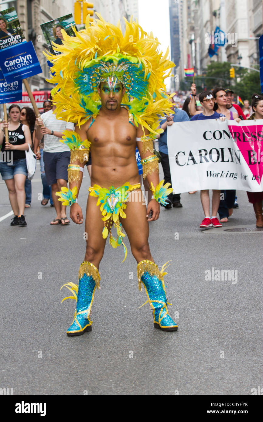 Marcher en costume coloré dans le 2011 Gay Pride Parade à New York City Banque D'Images