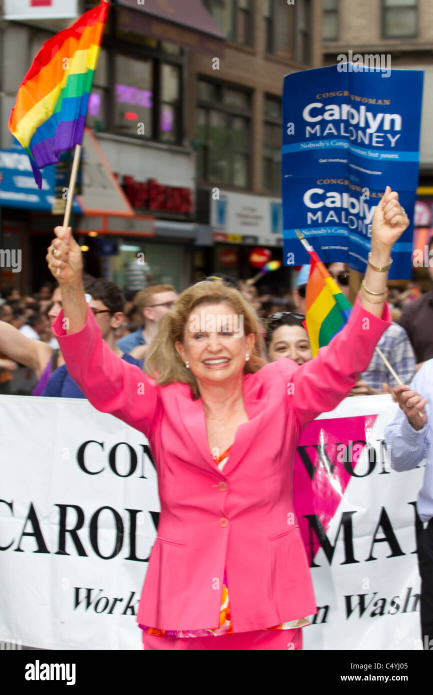 Sénatrice de New York Caroline Maloney marchant dans le 2011 Gay Pride Parade à New York City Banque D'Images