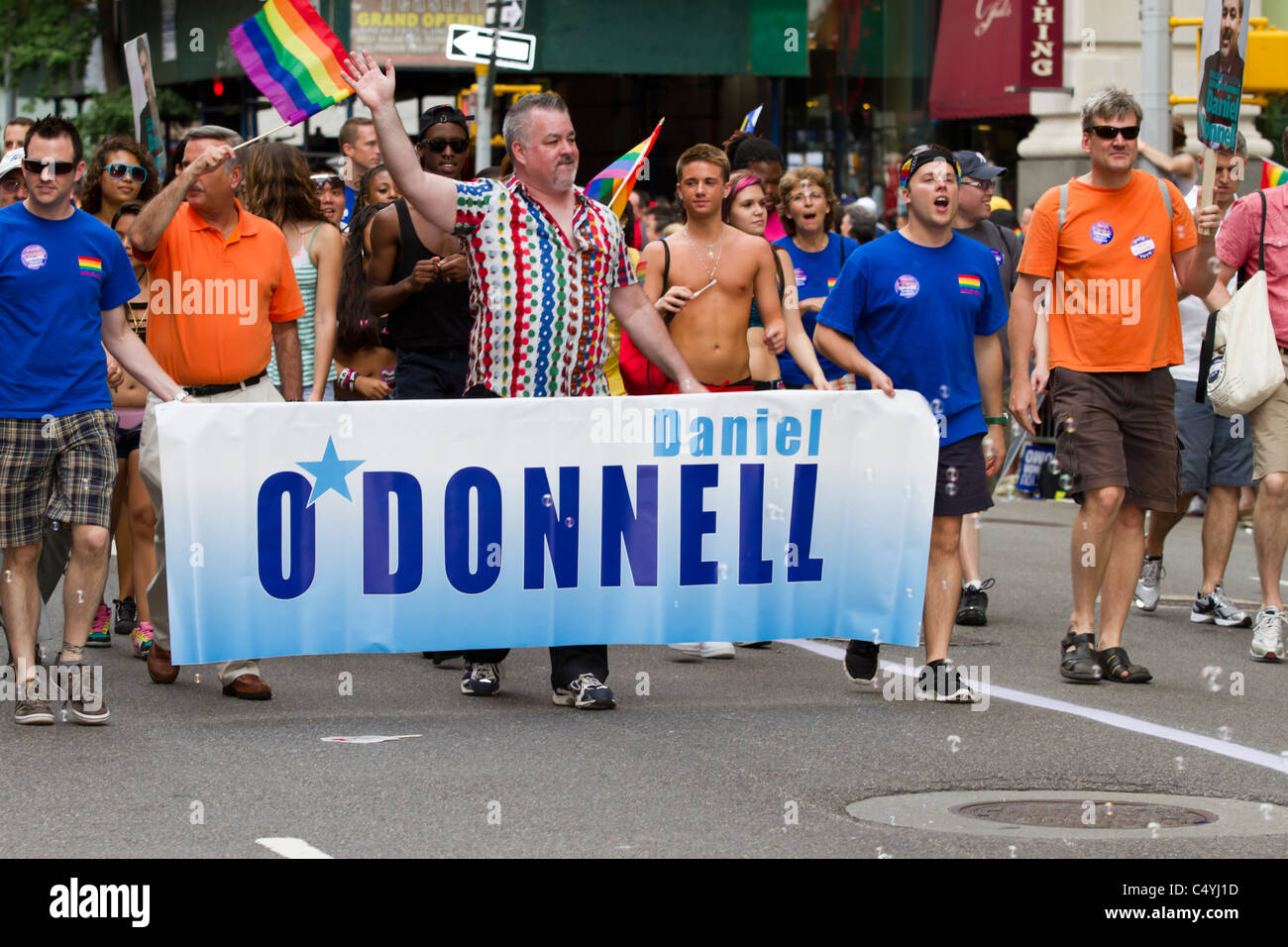 Membre de l'Assemblée NYS Daniel J. O'Donnell marchant dans le 2011 Gay Pride Parade à New York City Banque D'Images