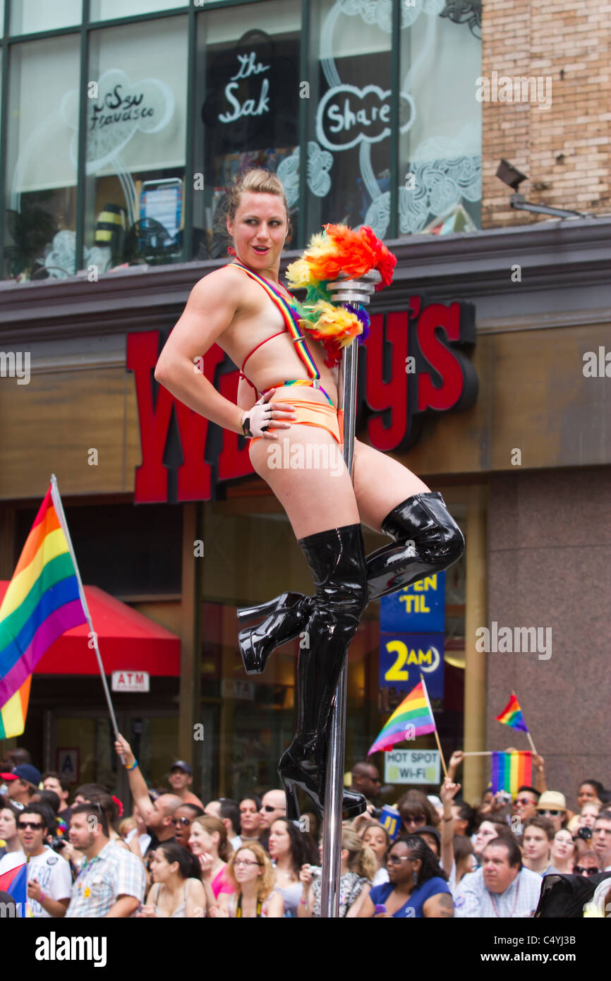 Femme pole dancer dans le 2011 Gay Pride Parade à New York City Banque D'Images