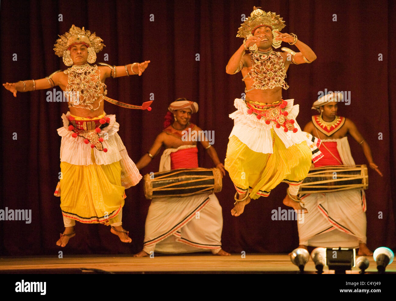 Danses et percussions traditionnelles, Performance Spectacle culturel, Kandy, Sri Lanka Banque D'Images