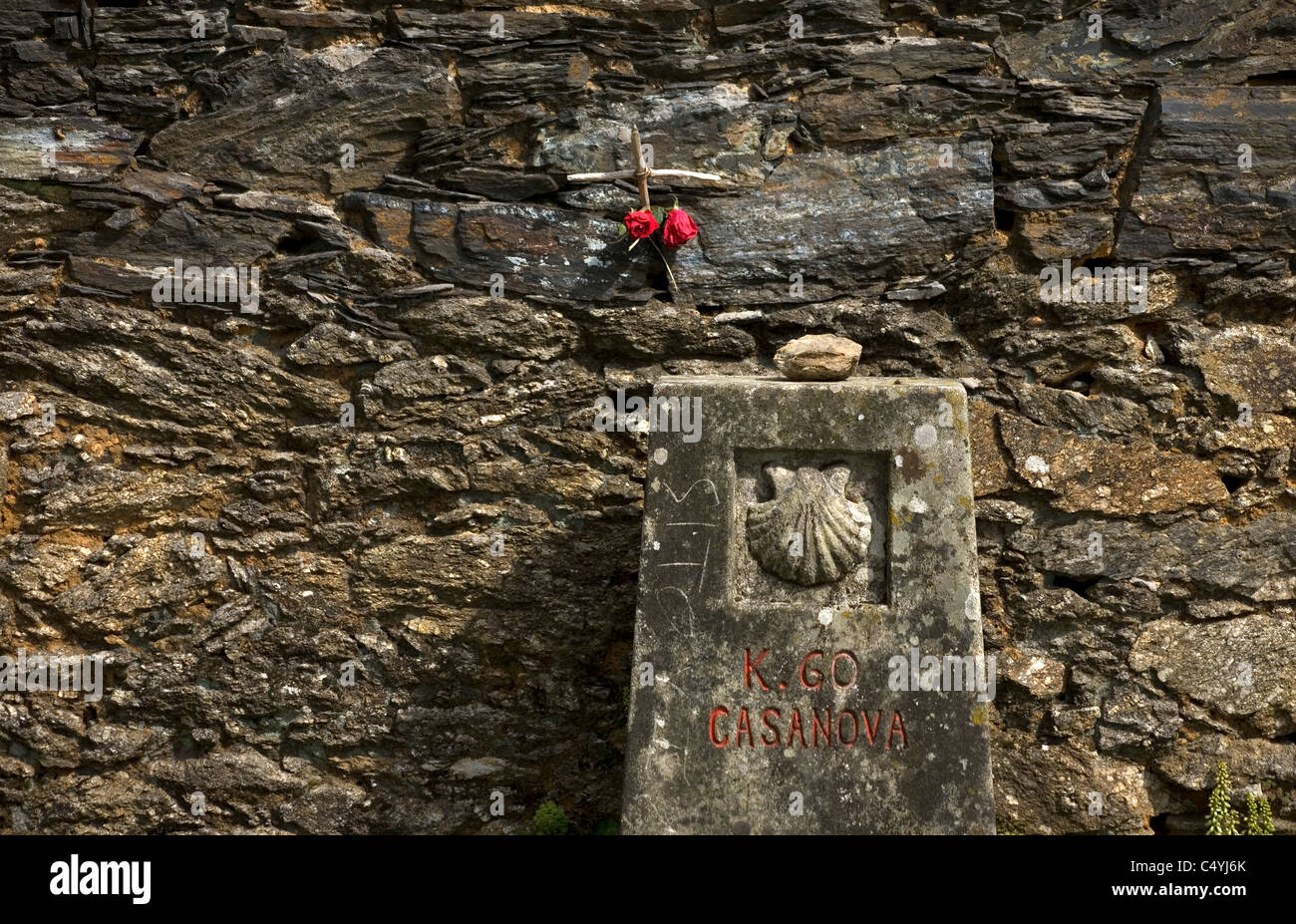 Une borne décorée d'une coquille Saint-Jacques à la française à Casanova, Chemin de Saint-Jacques de Compostelle, Galice, Espagne. Banque D'Images