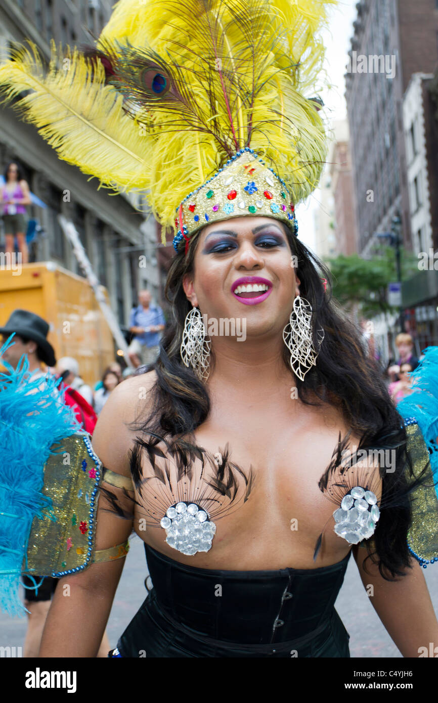 Marcheur topless avec "Oui, nous avons Bananas' (Groupe brésilien) en 2011 la Gay Pride Parade à New York City Banque D'Images
