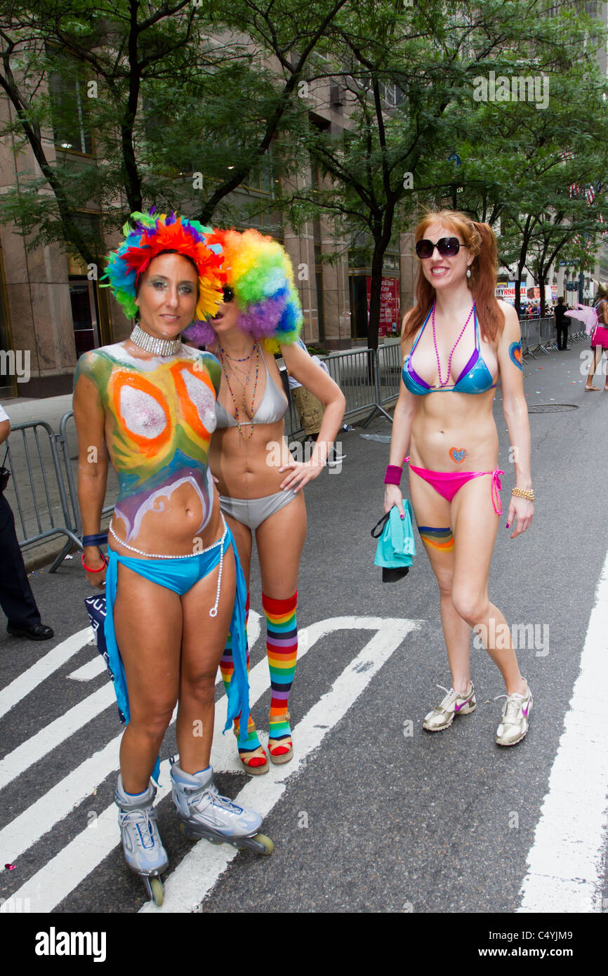 Rouleau de marcheurs et patineurs topless en bikini avec le groupe Arc-en-ciel dans le 2011 Gay Pride Parade à New York City Banque D'Images