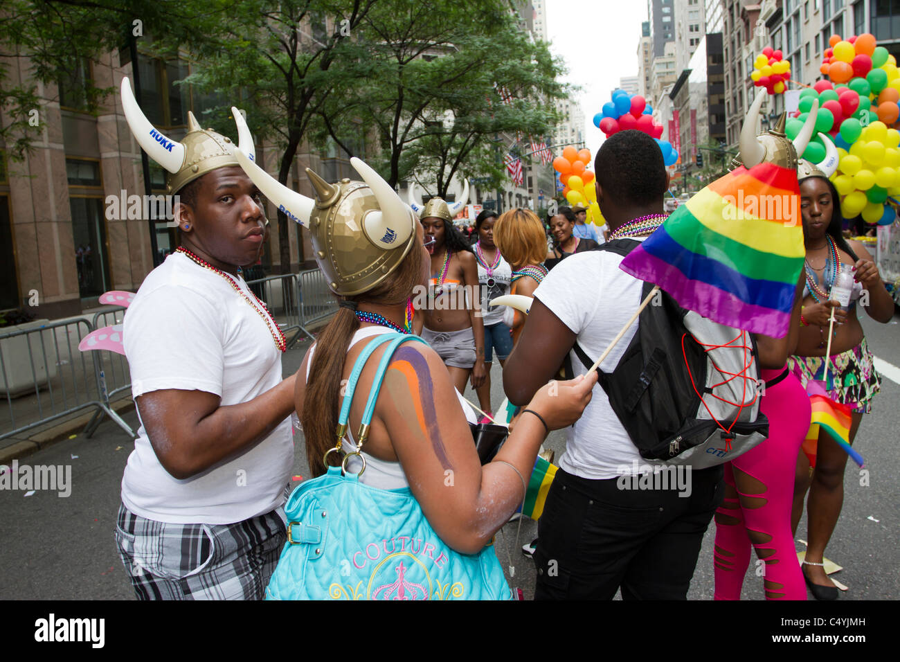 Les membres du réseau Arc-en-ciel dans la marche 2011 Gay Pride Parade à New York City Banque D'Images