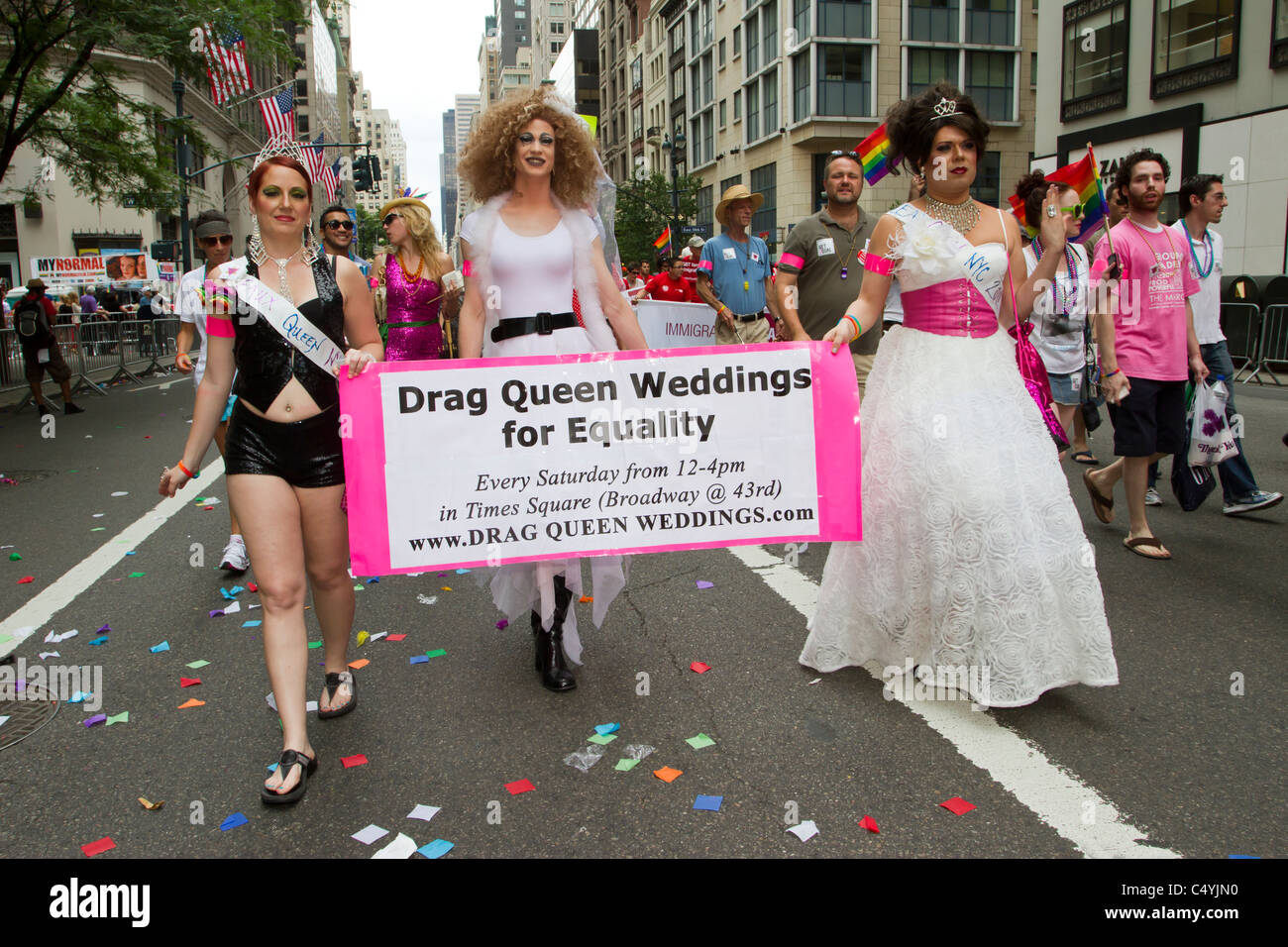 Mariages Drag Queen dans le groupe 2011 Gay Pride Parade à New York City Banque D'Images