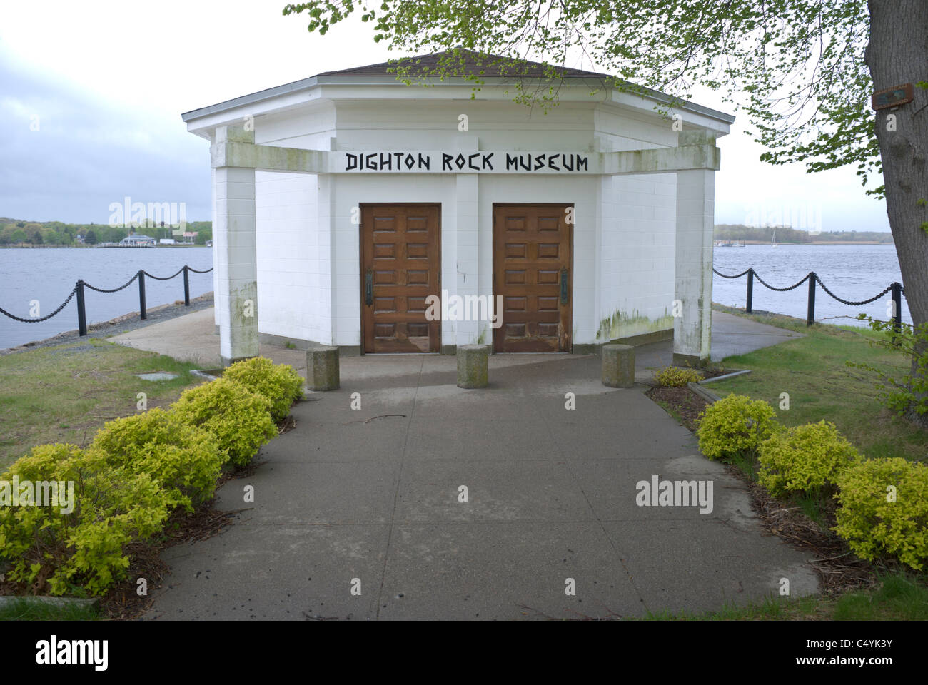 Une petite structure historique entoure rocher de Dighton à Berkley, Massachusetts. Banque D'Images