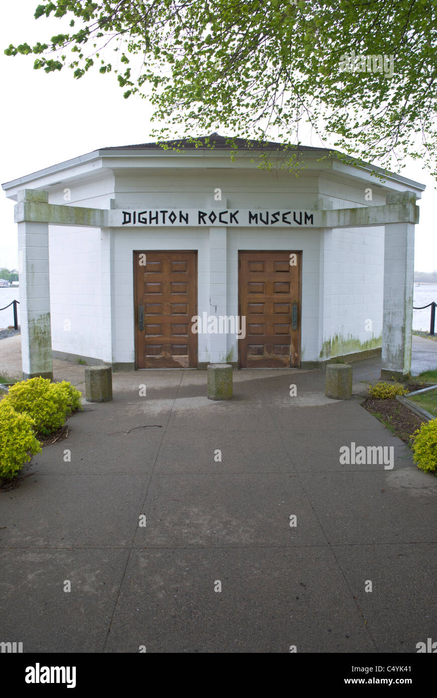 Une petite structure historique entoure rocher de Dighton à Berkley, Massachusetts. Banque D'Images