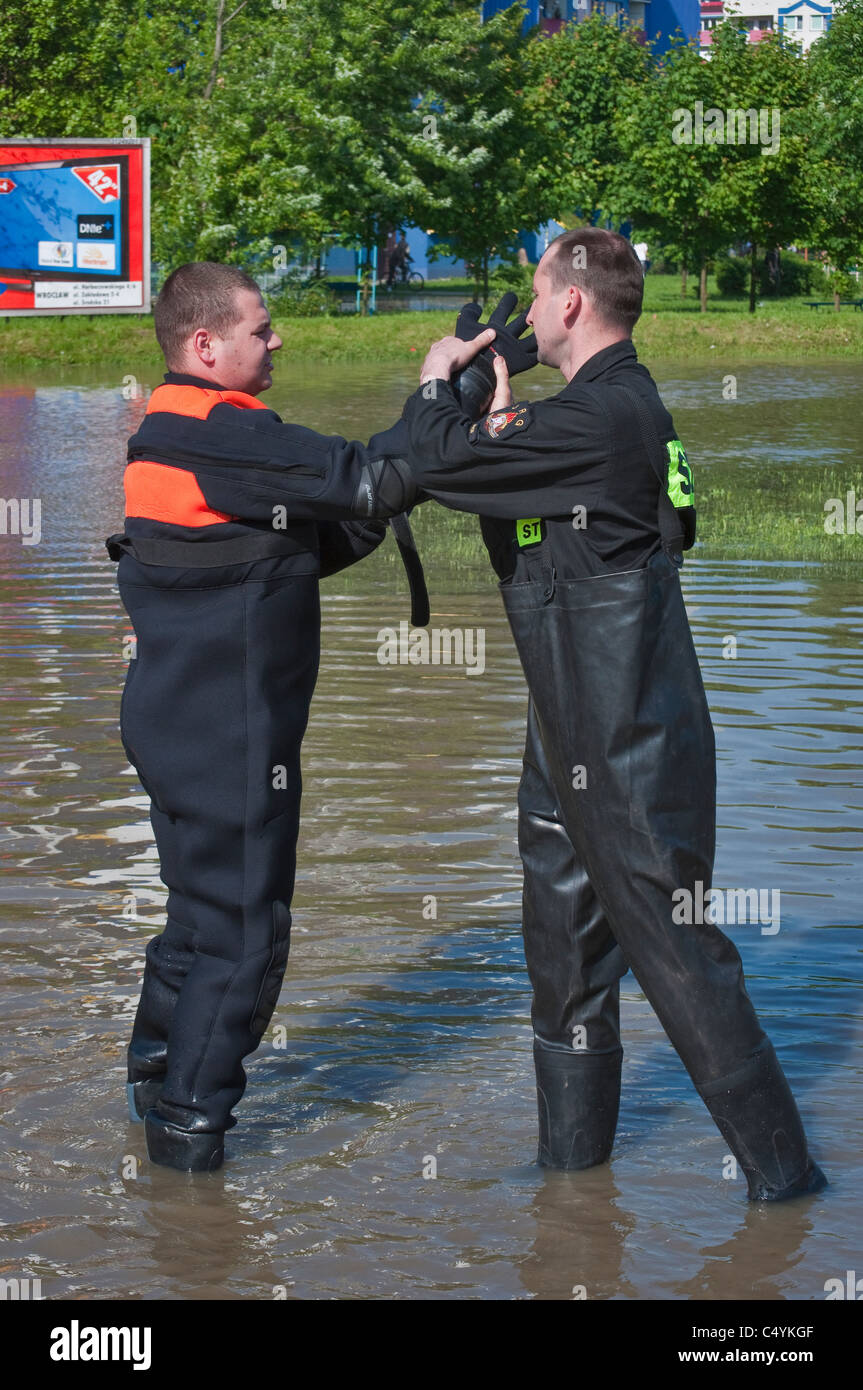 Les pompiers portant des cuissardes, poitrine 2010 inondation à Kozanow domaine de Wrocław, la Basse Silésie, Pologne Banque D'Images