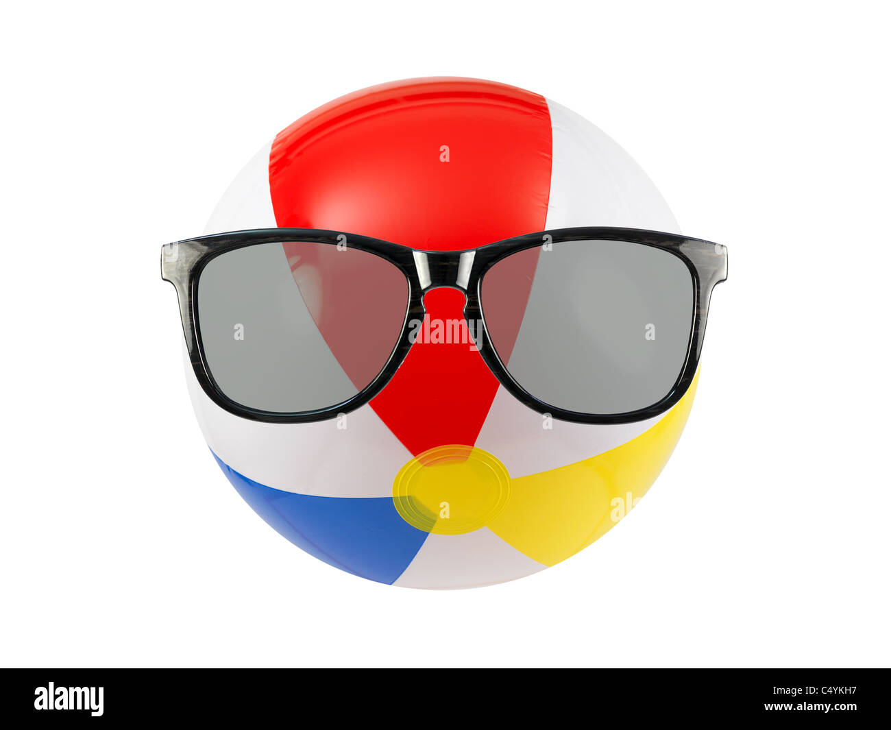 Un ballon de plage et lunettes de soleil isolé sur fond blanc Photo Stock -  Alamy