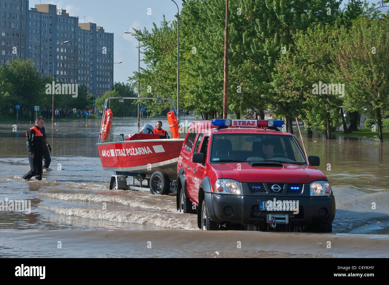 Camion des pompiers du remorquage d'un bateau, 2010 inondation à Kozanow domaine de Wrocław, la Basse Silésie, Pologne Banque D'Images