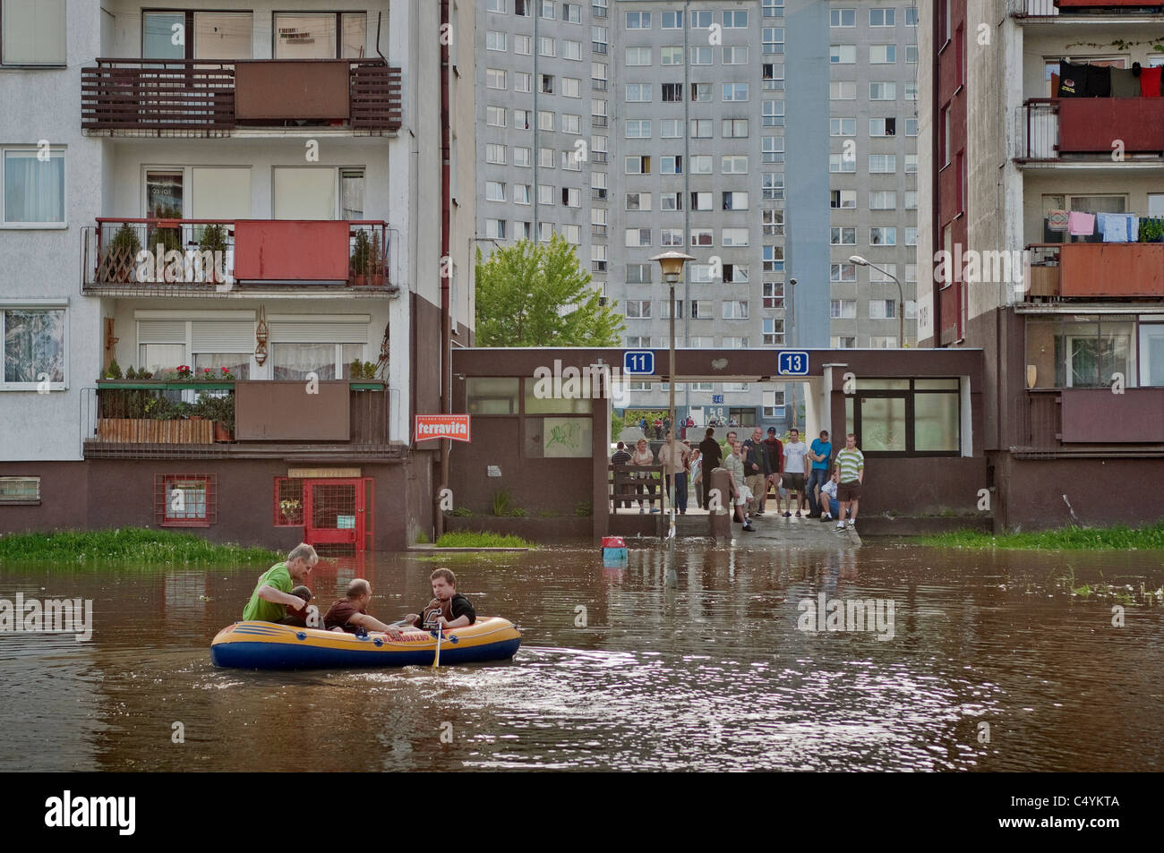 Les hommes dans l'ensemble de la pagaie ponton zone inondée près de l'entrée d'immeuble, 2010 inondation à Kozanow domaine de Wrocław, Pologne Banque D'Images