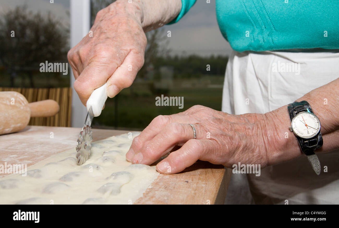 Mains de vieille femme à la cuisson Banque D'Images
