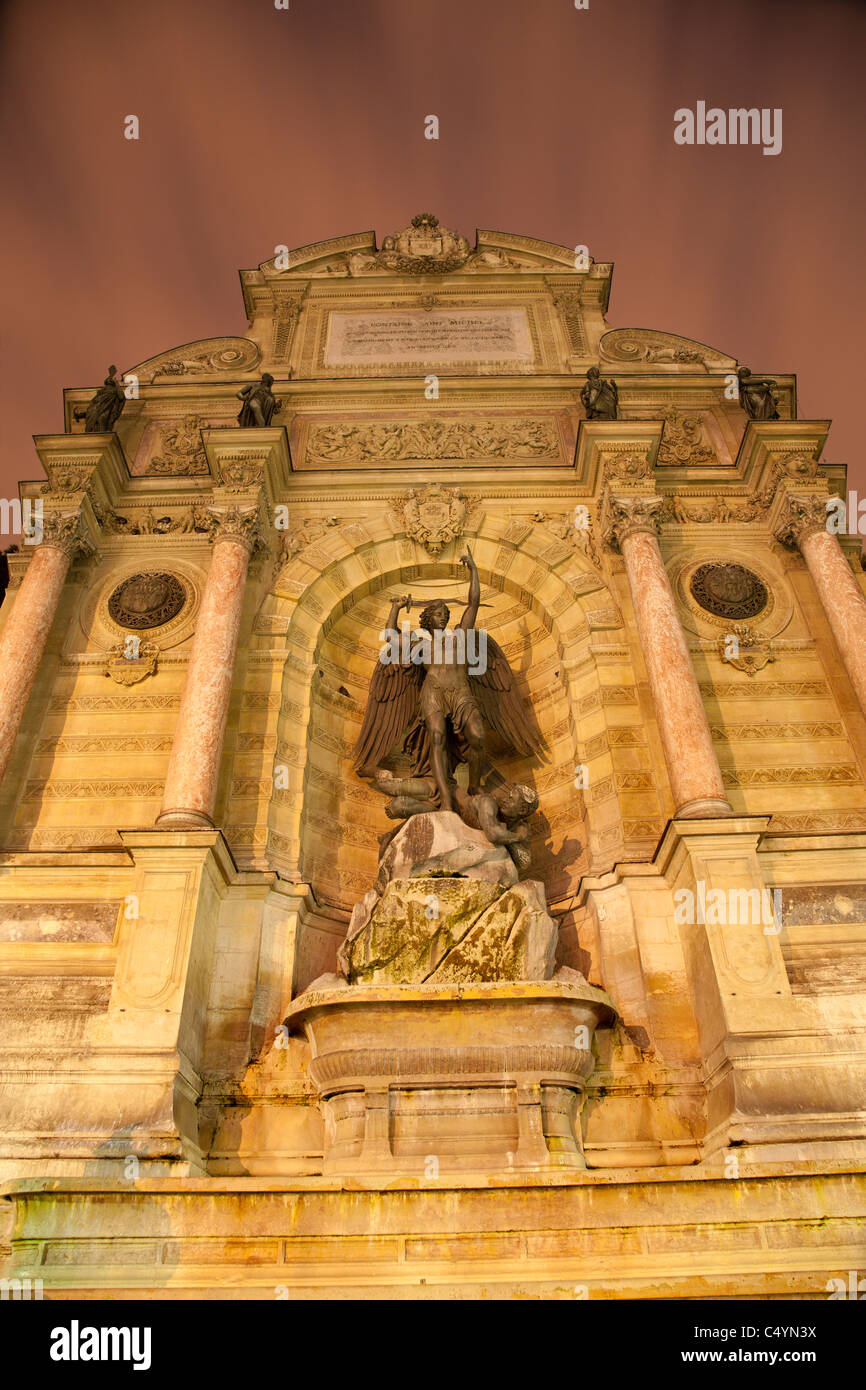 Paris - Saint Michel fontaine dans la nuit Banque D'Images