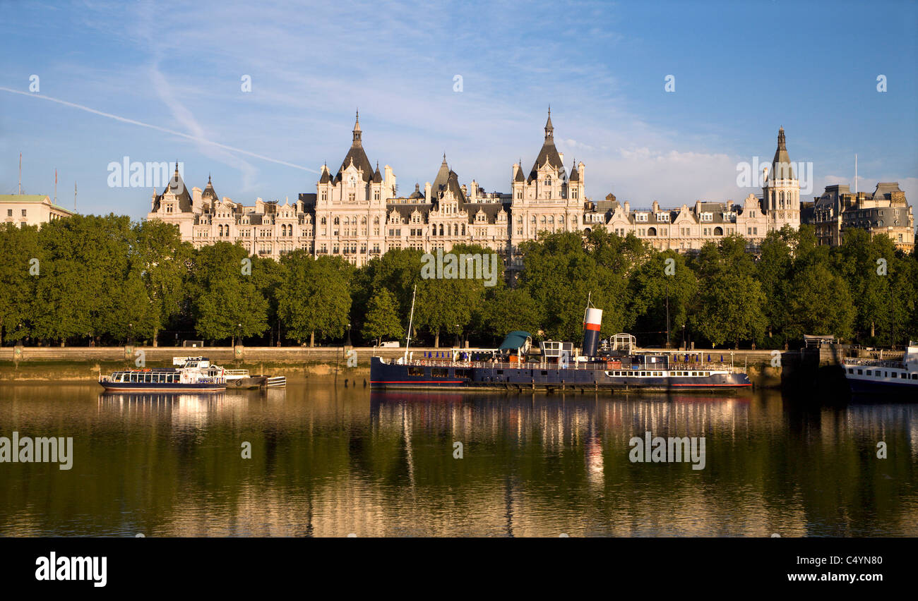 Londres - palais sur le quai le matin Banque D'Images