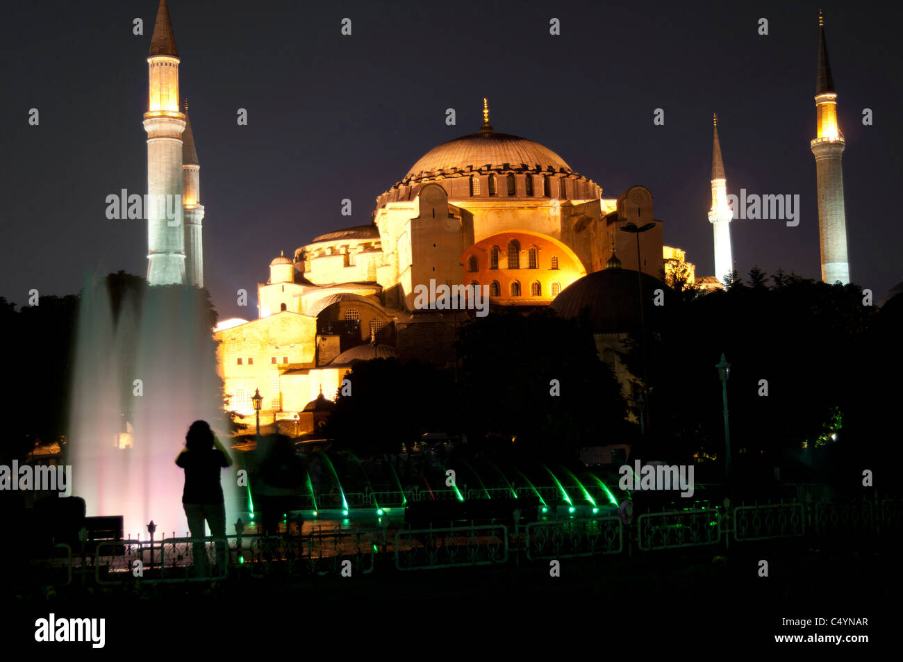 Un touriste photographie la Aya Sofya (Sainte Sophie) la nuit, Istanbul Banque D'Images