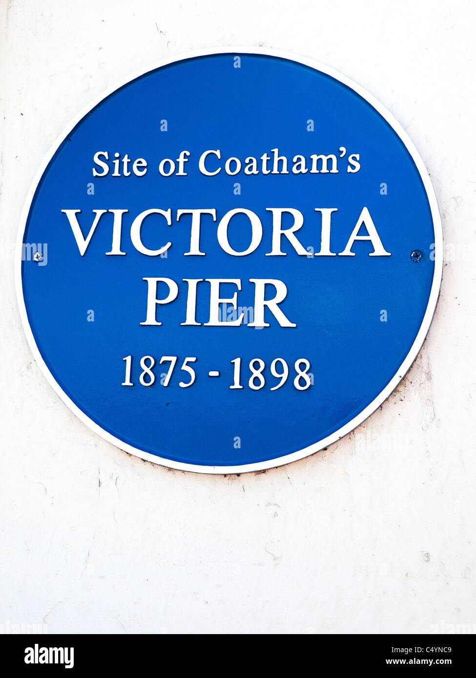 Blue plaque sur le Regent Cinema sur front de Redcar montrant l'emplacement de Coatham's Victoria Pier 1875-1898 Banque D'Images