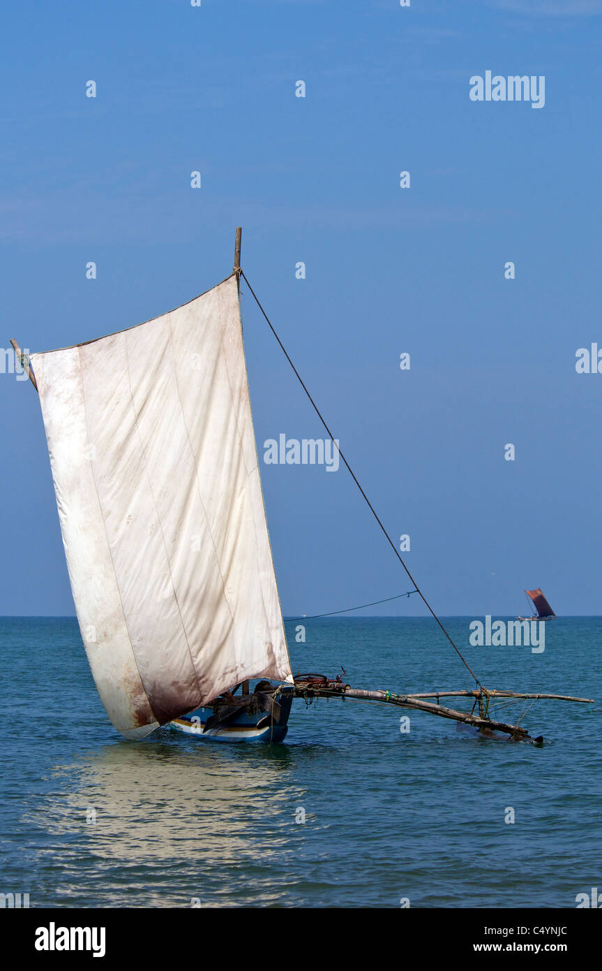 Un Oruva square rig bateau de pêche avec outrigger Negombo Sri Lanka Banque D'Images
