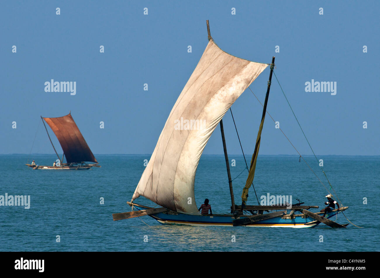 Un Oruvas square rig bateau de pêche avec outrigger Negombo Sri Lanka Banque D'Images
