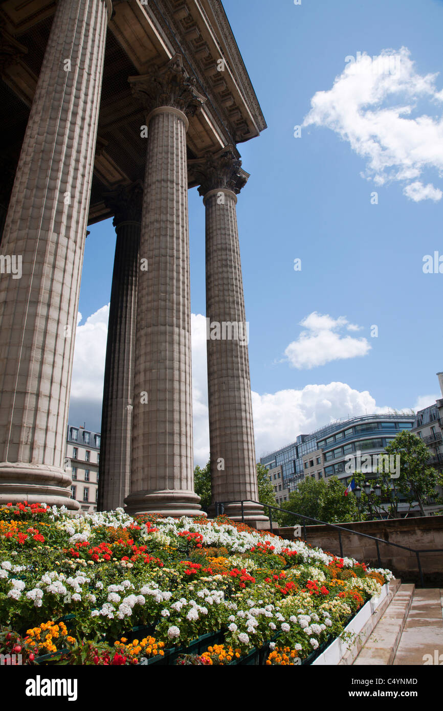 Paris - les colonnes de l'Eglise de la Madeleine et les fleurs Banque D'Images