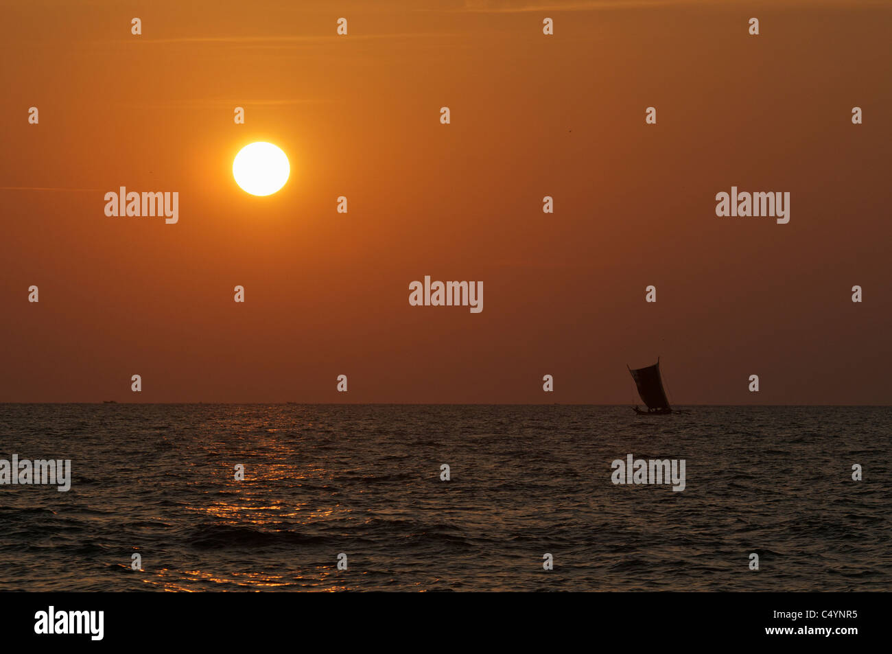 Coucher du soleil avec square rig bateau de pêche Negombo Sri Lanka Banque D'Images