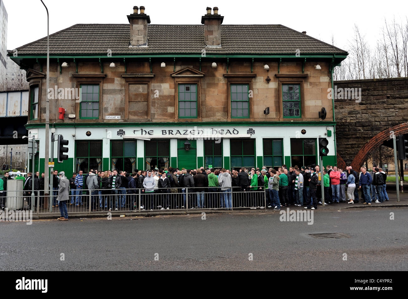 En dehors de la file d'partisans celtiques Brazen Head pub dans Gorbals, Glasgow Banque D'Images