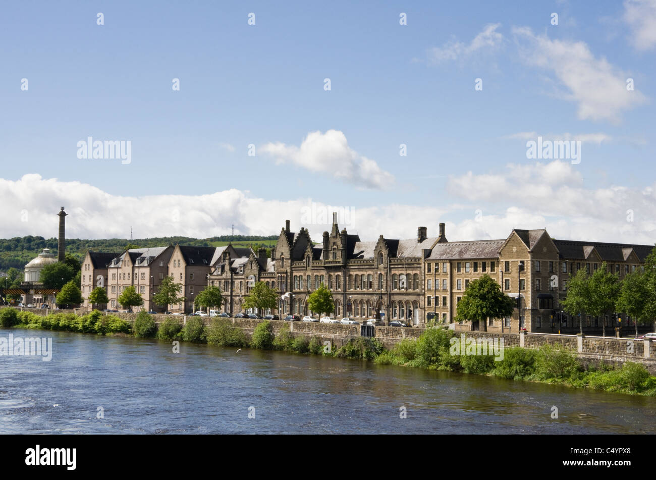 Vue sur rivière Tay à bord de bâtiments et Fergusson Gallery. Perth, Perthshire, Écosse, Royaume-Uni, Angleterre Banque D'Images