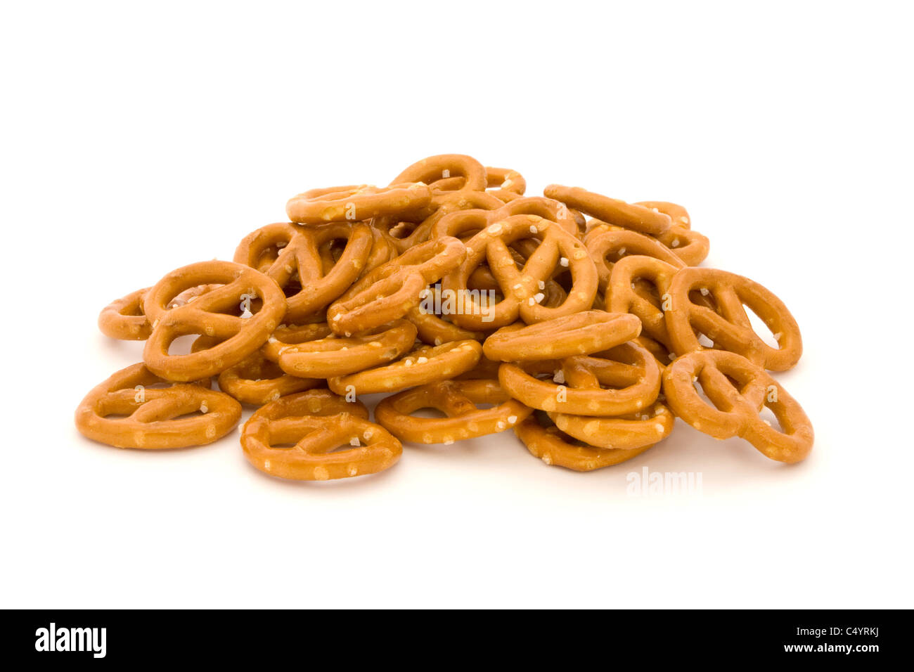 Pile de Bretzels salés isolated on white Banque D'Images