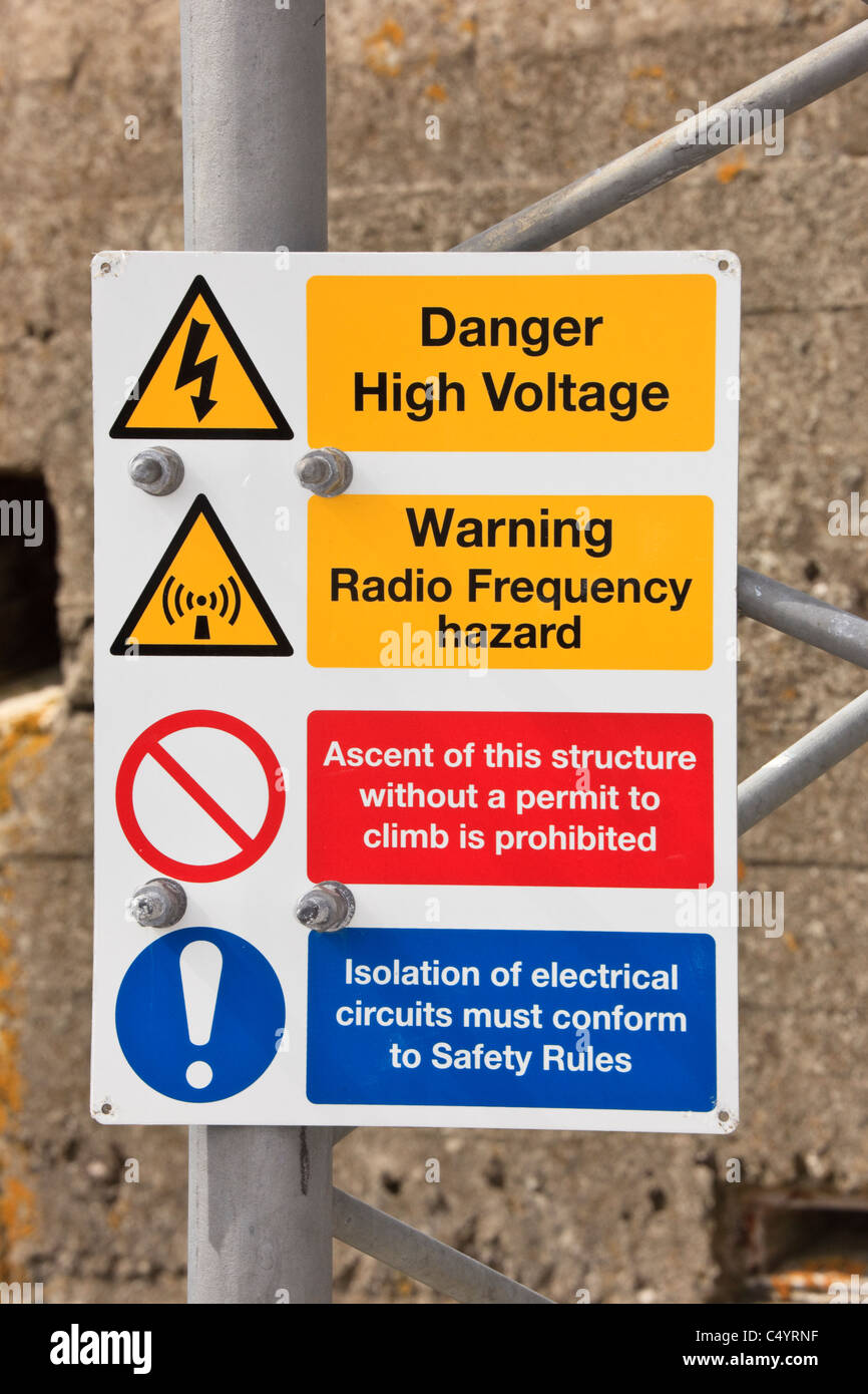 Panneau d'avertissement avec des symboles de danger haute tension et fréquence  radio radio de détresse sur mât Photo Stock - Alamy