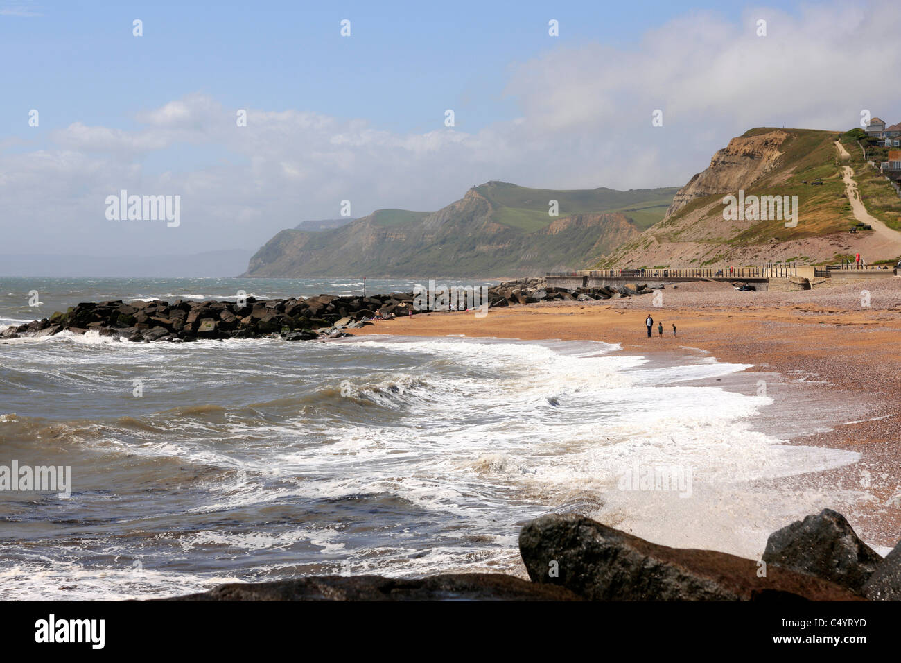 Ropugh la mer de la Manche martelant le littoral de West Bay, Dorset Banque D'Images