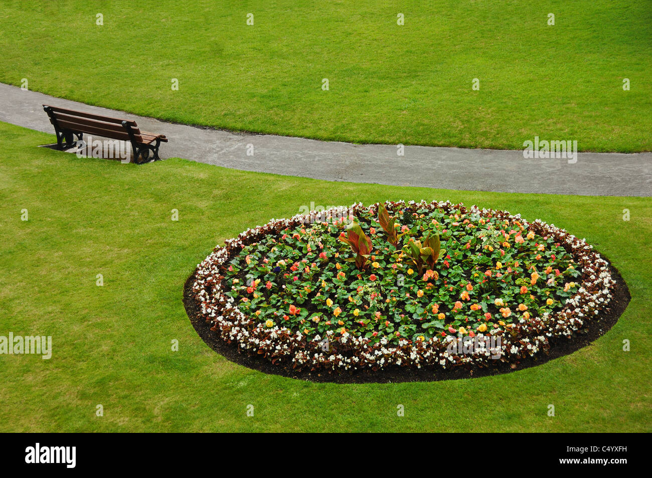 Lit de fleur et d'audience à la Parade des jardins, à côté de la rivière Avon, dans le centre-ville de Bath, Somerset, Royaume-Uni. Banque D'Images