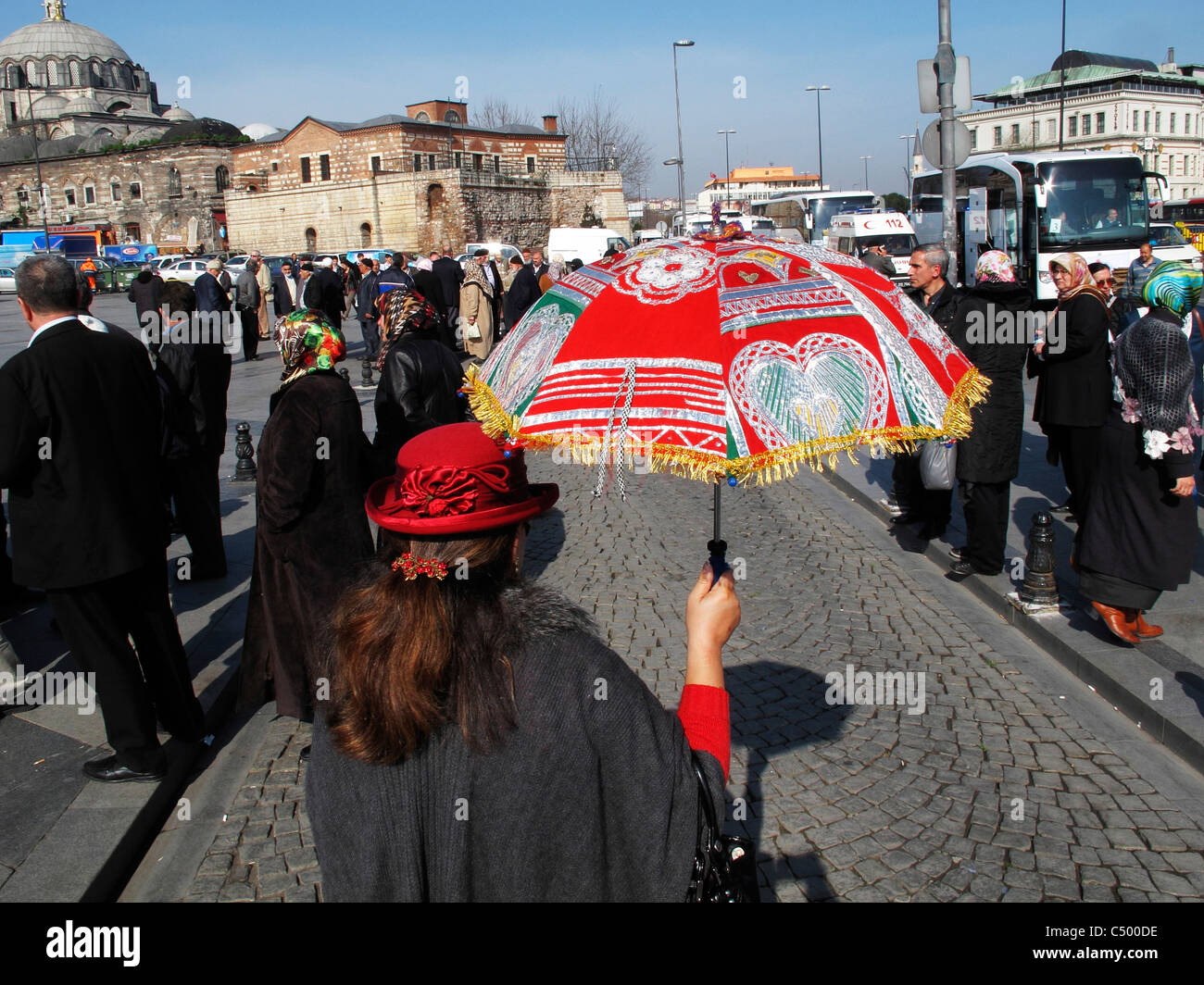 Turquie Istanbul Sultanahmet vieille ville tour guide parapluie couleur Banque D'Images