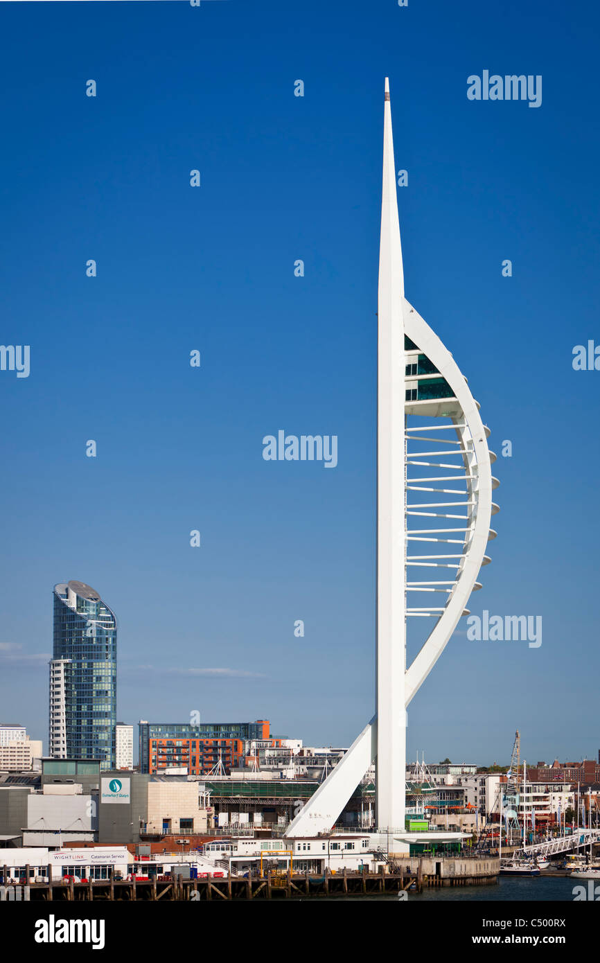 Spinnaker Tower dans le port de Portsmouth England UK Banque D'Images