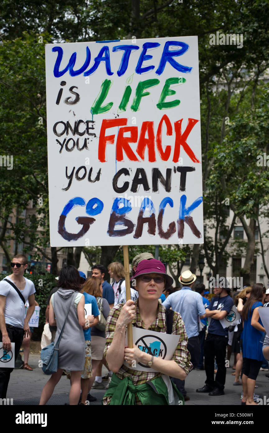 Rassemblement des militants de Foley Square à New York contre le projet de fracturation hydraulique dans l'État de New York Banque D'Images